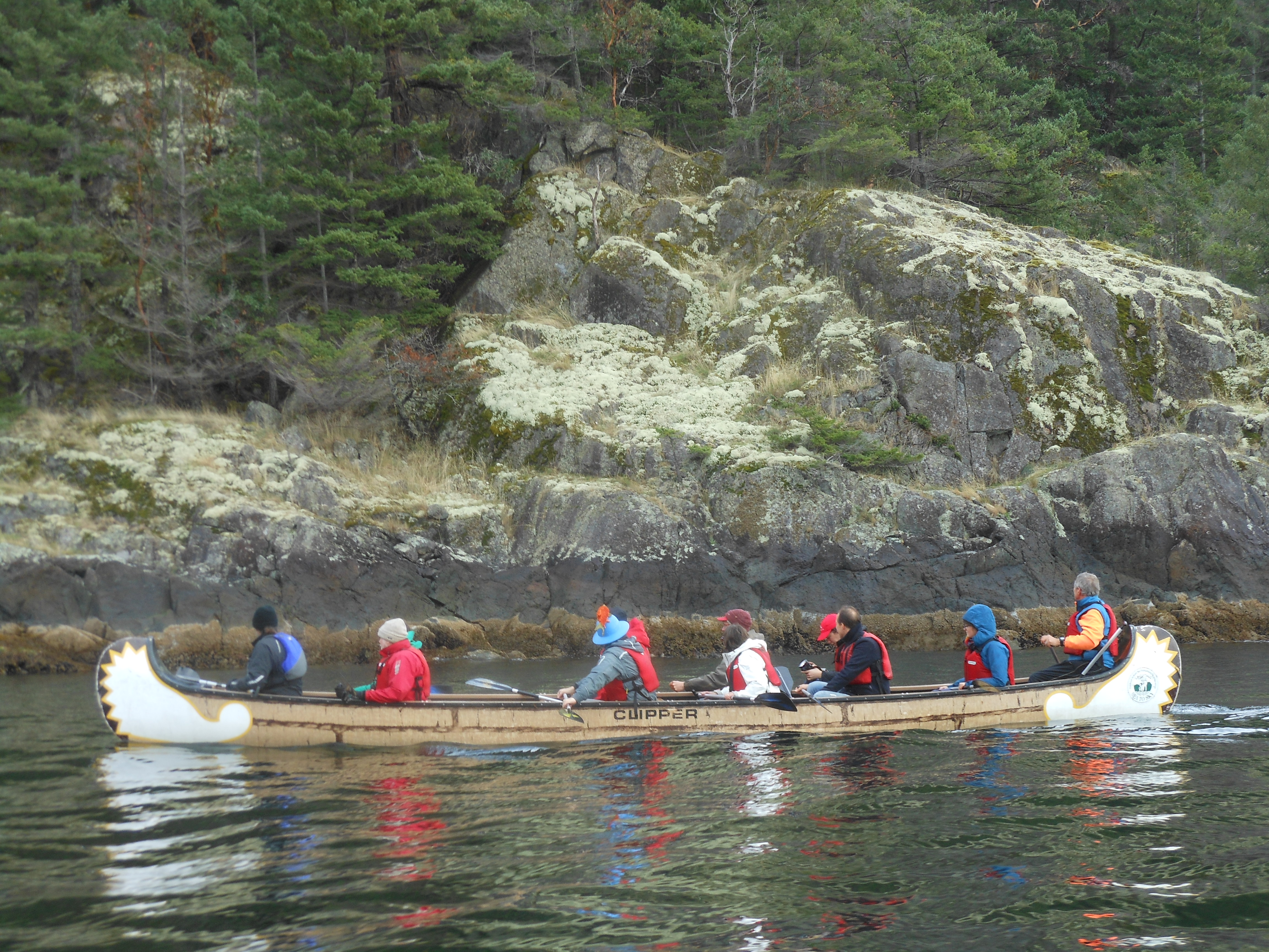 voyageur canoe en route to icebreaker